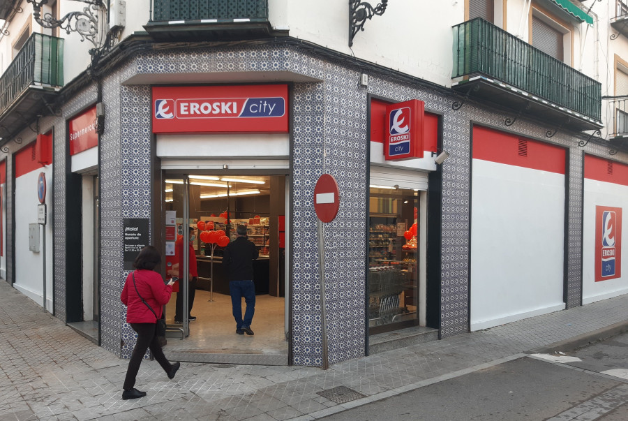 El establecimiento, con la enseña Eroski/City, dispone de un surtido de más de 4.000 productos en sus más de 320 metros cuadrados de superficie.