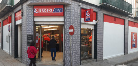 El establecimiento, con la enseña Eroski/City, dispone de un surtido de más de 4.000 productos en sus más de 320 metros cuadrados de superficie.