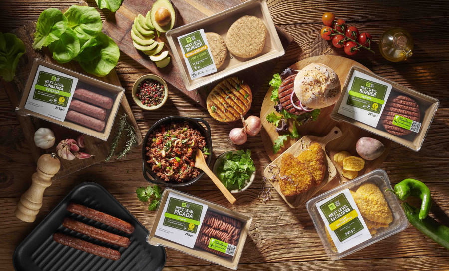 Lidl ha lanzado cuatro nuevas referencias elaboradas a base de componentes vegetales: la “carne” picada, las hamburguesas sabor pollo, los escalopines y las salchichas Bratwurst, todas por menos d