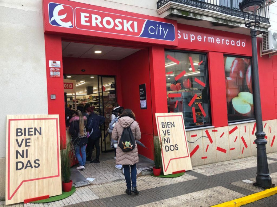 El nuevo supermercado dispone de un surtido de más de 4.000 productos en sus 220 metros cuadrados de superficie.
