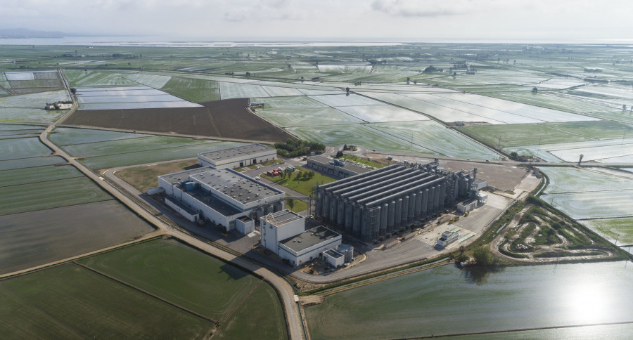 Nomen Foods dispone de una planta de producción en Deltebre (Tarragona), que emplea a 70 trabajadores y tiene garantizada en exclusiva el abastecimiento de arroz proveniente de 5.500 hectáreas en la