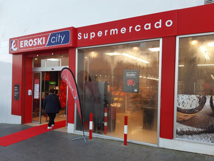 La nueva tienda franquiciada ofrece a los consumidores un servicio completo de alimentación con marcas de fabricante, marca propia y frescos.