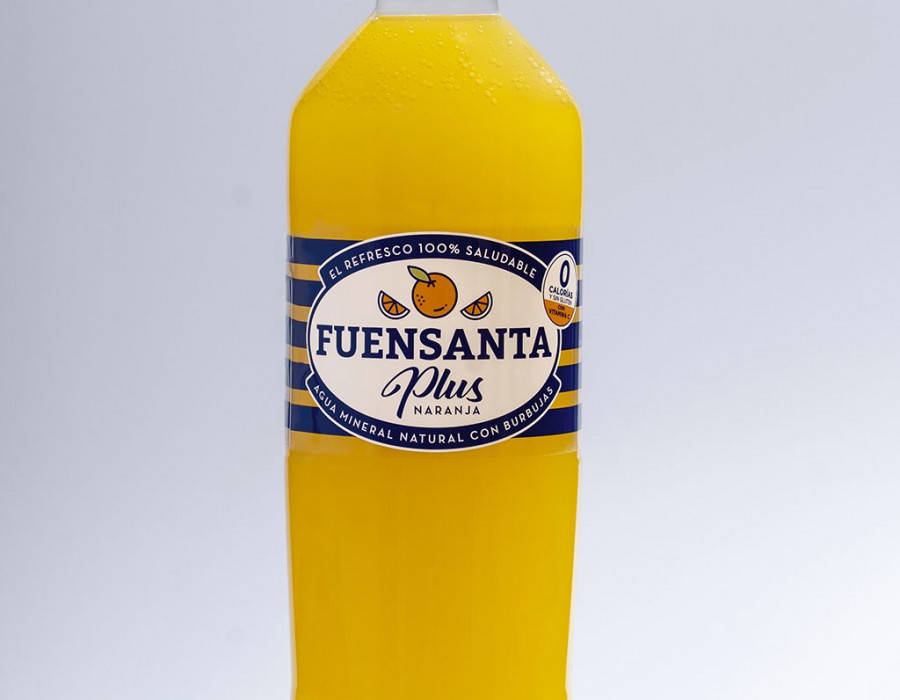 Fuensanta Plus+ se presenta en dos formatos, botellas de 0,4 litro y 1 litro, cien por cien reciclables, y en dos sabores, naranja y limón.