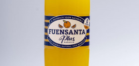 Fuensanta Plus+ se presenta en dos formatos, botellas de 0,4 litro y 1 litro, cien por cien reciclables, y en dos sabores, naranja y limón.