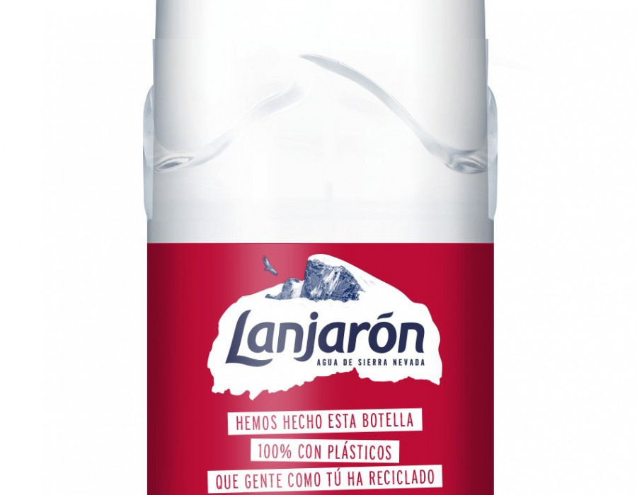 La botella está hecha con el plástico reciclado de otras botellas e incluye el mensaje “100% hecha de otras botellas” para así mostrarlo y concienciar sobre la importancia del reciclaje.