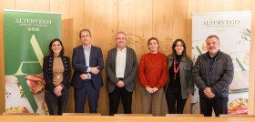 El director general (Xavier Albertí) y el gerente (Josep Vilanova) con el equipo responsable del proyecto. De izquierda a derecha: Esther Inglés, Josep Vilanova, Xavier Albertí, Sònia Hurtado,