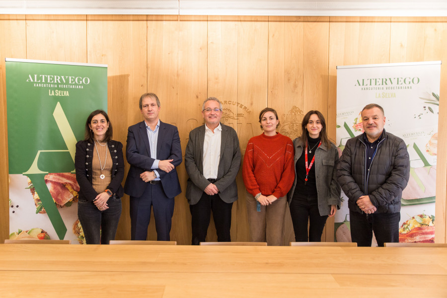 El director general (Xavier Albertí) y el gerente (Josep Vilanova) con el equipo responsable del proyecto. De izquierda a derecha: Esther Inglés, Josep Vilanova, Xavier Albertí, Sònia Hurtado,