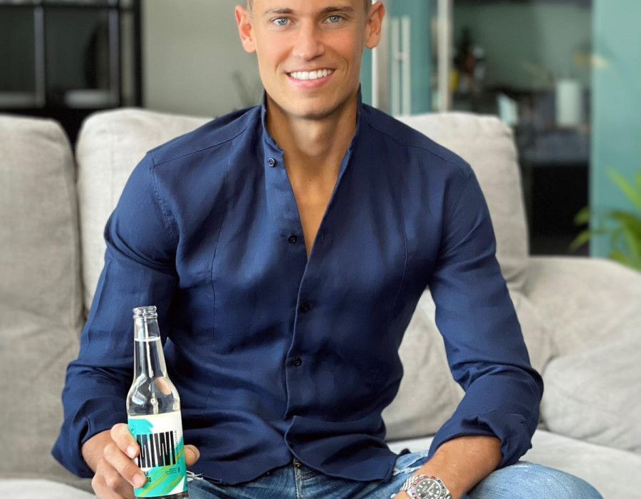 El futbolista del Atlético de Madrid se incorpora como socio a la compañía española de bebidas MIWI Real Drinks.