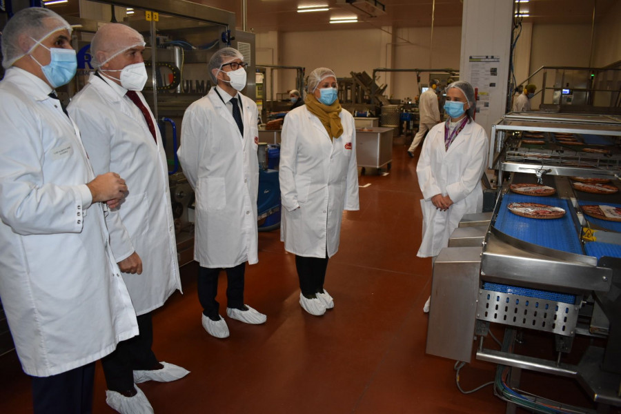 El consejero de Agricultura, Ganadería y Desarrollo Rural de la Junta de Castilla y León, Jesús Julio Carnero, en la visita a las instalaciones de la fábrica de pizzas de Campofrío en Ólvega (So