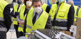 Emiliano García-Page ha inaugurado una nueva línea de embotellado de miniaturas, así como la renovación de la infraestructura tecnológica de otra de las líneas.