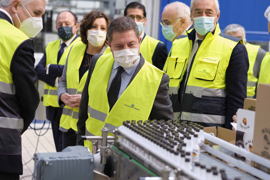 Emiliano García-Page ha inaugurado una nueva línea de embotellado de miniaturas, así como la renovación de la infraestructura tecnológica de otra de las líneas.