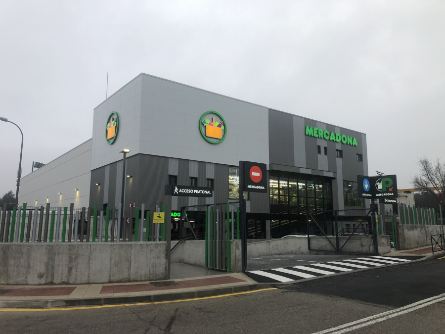 El nuevo supermercado, que sustituye tras su cierre al ubicado en la C/ San Blas, cuenta con una plantilla de 54 trabajadores.