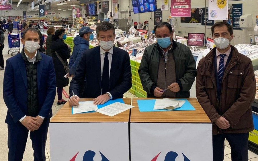 Jorge Alberto Martínez, director de productos frescos de Carrefour; Alexandre de Palmas, director ejecutivo de Carrefour España; Miguel Fernández, presidente de la cofradía de la lonja de Santoña