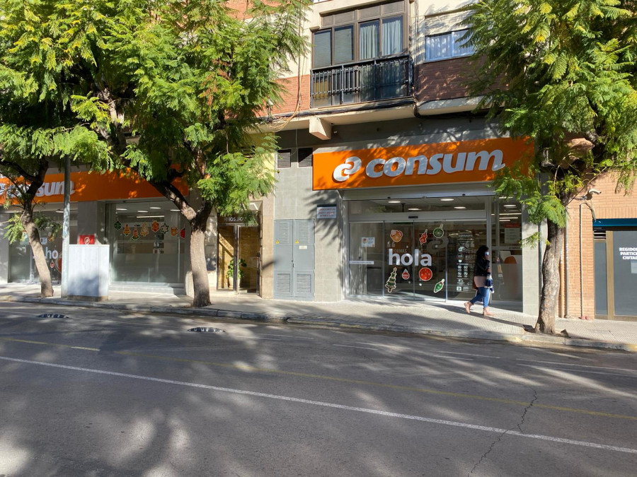 El nuevo supermercado de Castellón, de 1.325 metros cuadrados  de superficie, está ubicado en una de las arterias principales de la capital castellonense.