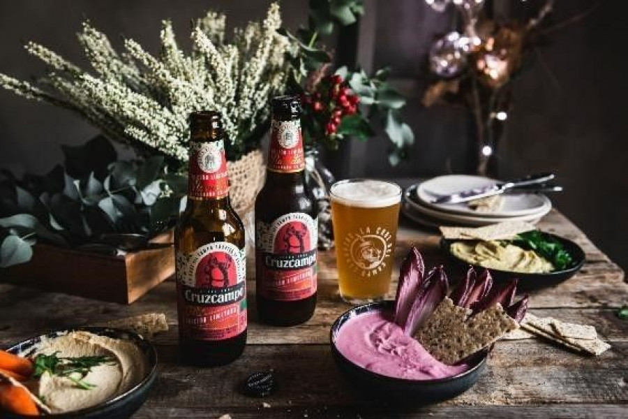 Cada año, el inicio de la Navidad para Cruzcampo lo marca la llegada de su Edición Limitada Navidad. Desde 1982, los maestros cerveceros de Jaén son los encargados de elaborar esta cerveza.