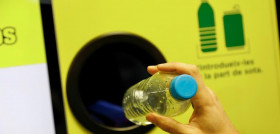 Las primeras 10 máquinas se han instalado en estaciones de tren de Cataluña y, reciclando en ella las latas y botellas de plástico de bebidas, se podrán conseguir desde patinetes eléctricos hasta