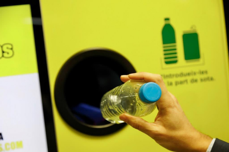 Las primeras 10 máquinas se han instalado en estaciones de tren de Cataluña y, reciclando en ella las latas y botellas de plástico de bebidas, se podrán conseguir desde patinetes eléctricos hasta
