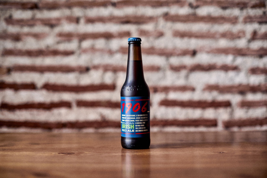 “La Pelirroja” es fruto del trabajo conjunto de los maestros cerveceros de la compañía gallega y de la irlandesa O´Hara´s, una “cerveza de fusión” resultado de la combinación de cuatro m