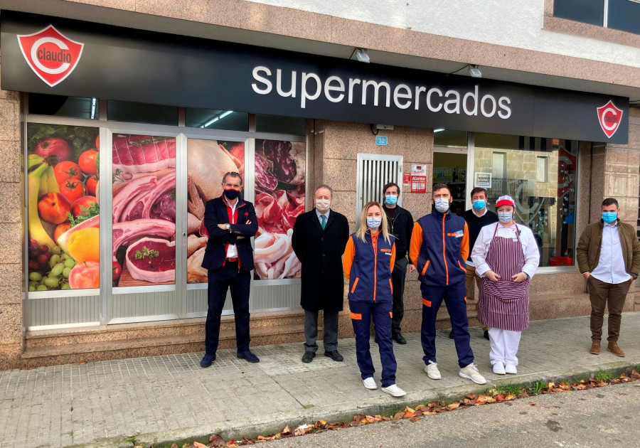 En la inauguración han participado la propietaria del establecimiento, Tatiana  Vázquez, con su esquipo y, por parte de Gadisa, el delegado en Ourense, Carlos González, el director de ventas línea