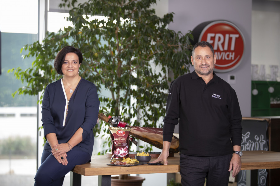 Judith Viader y Enrique Tom+ís con las nuevas Chips Premium.