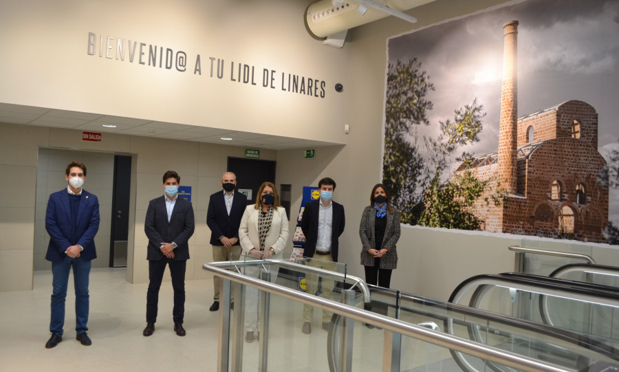 Representantes de Lidl en Andalucía y del Ayuntamiento de Linares en la nueva tienda de la localidad-