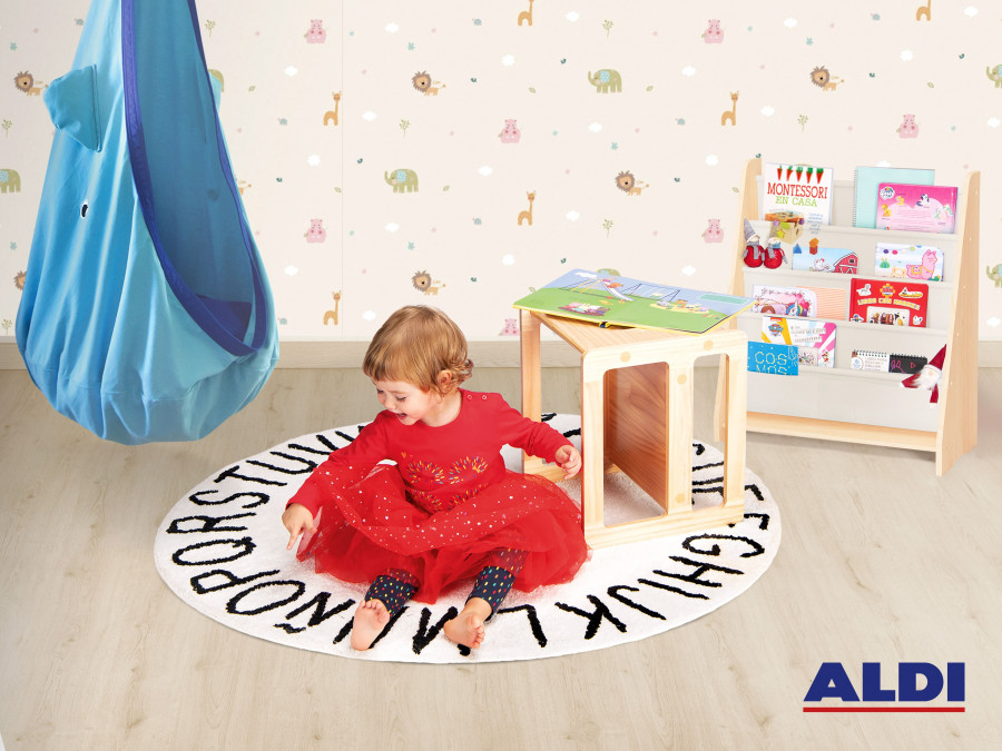 Aldi ofrece la alfombra infantil redonda con letras, la estantería Montessori para libros y una silla multifunción.