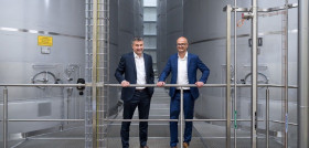 De izquierda a derecha, el presidente de Laives, Johannes Runggaldier, y Christoph Tappeiner, director de VOG Products.