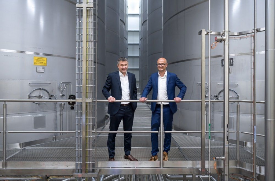 De izquierda a derecha, el presidente de Laives, Johannes Runggaldier, y Christoph Tappeiner, director de VOG Products.