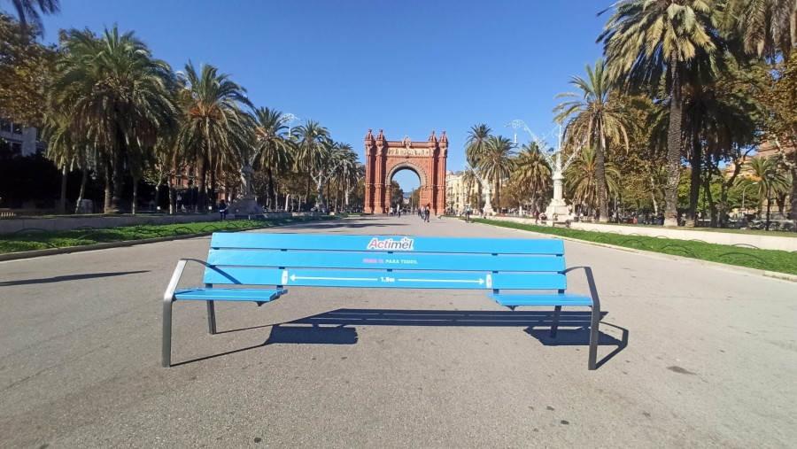 Los bancos, a los que les falta el asiento central para respetar el 1,5 metro entre las personas que lo usan, se han colocado en diferentes parques y paseos de Barcelona.