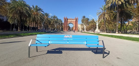 Los bancos, a los que les falta el asiento central para respetar el 1,5 metro entre las personas que lo usan, se han colocado en diferentes parques y paseos de Barcelona.