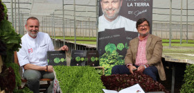 Rodrigo de la Calle y Cecilio Peregrín durante la presentación del libro que ha tenido lugar en el semillero de Primaflor.