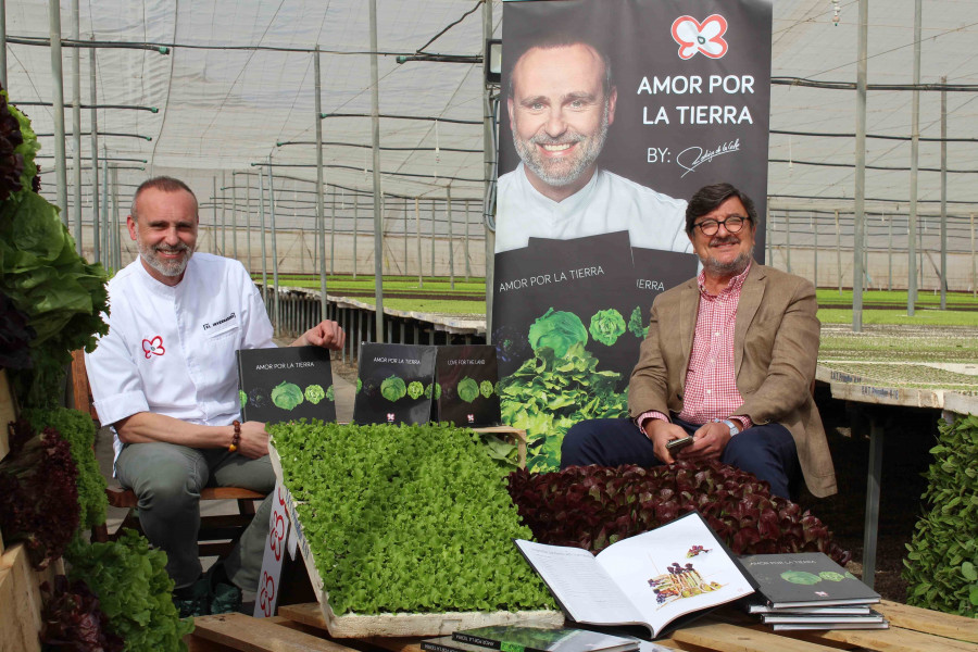Rodrigo de la Calle y Cecilio Peregrín durante la presentación del libro que ha tenido lugar en el semillero de Primaflor.