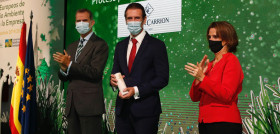 El Rey Felipe VI entrega el premio a Antonio Moreno, director de la planta de Huelva de García Carrión, junto a la Ministra de Transición Ecológica, Teresa Ribera.