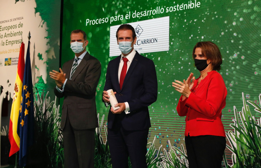 El Rey Felipe VI entrega el premio a Antonio Moreno, director de la planta de Huelva de García Carrión, junto a la Ministra de Transición Ecológica, Teresa Ribera.