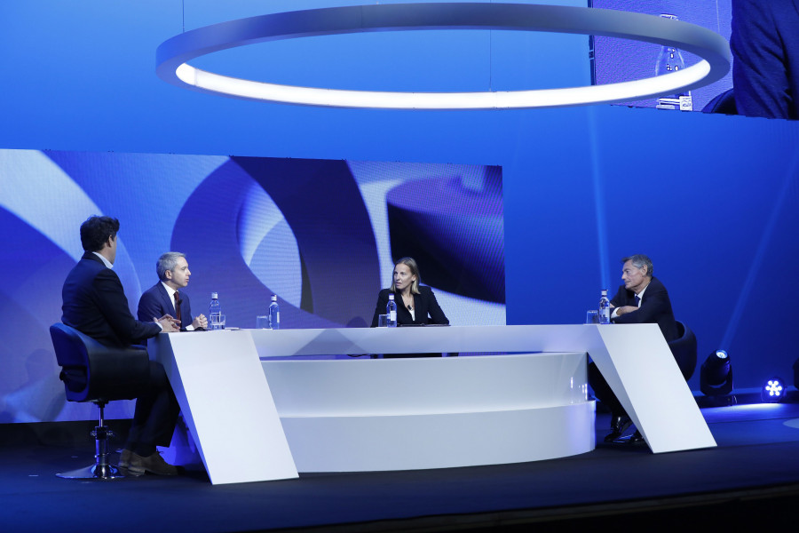 El congreso se ha cerrado con una mesa redonda en la que han participado el director general de Consum, el CEO de Dia España y la vicepresidenta y directora general de Procter & Gamble de España y P