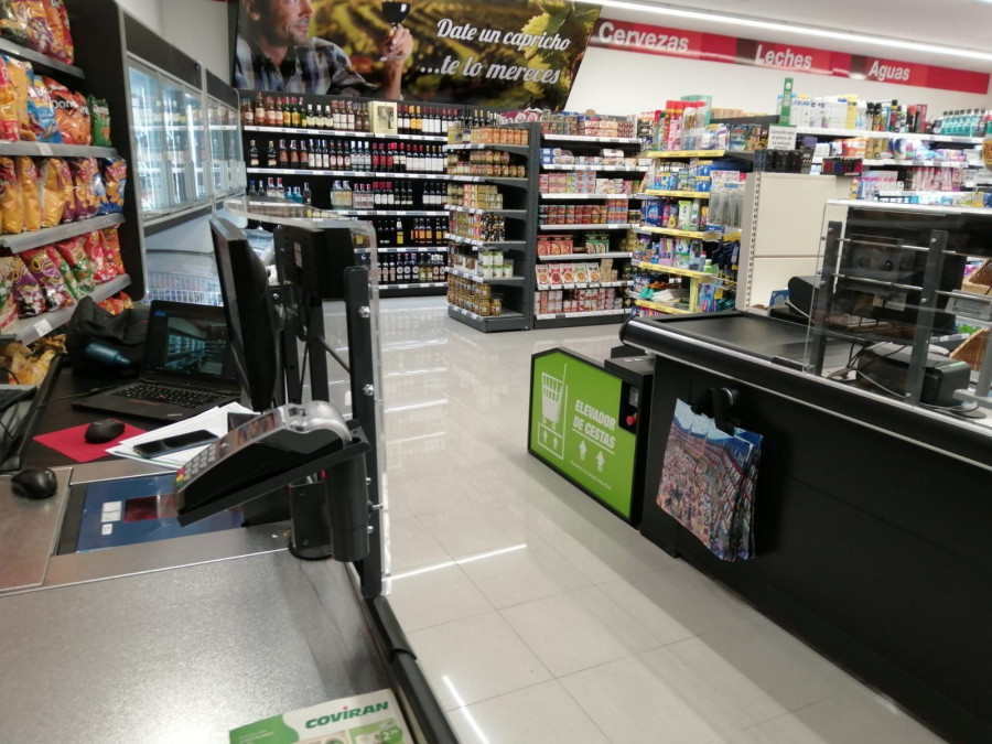 Los dos socios de Covirán y hermanos, Tomás y Mario, gestionan este supermercado desde el año 2012 y han optado por la remodelación completa del establecimiento bajo el Nuevo Concepto.