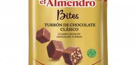 Los Bites de turrón de chocolate son una combinación de chocolate, crujiente de arroz inflado y trocitos de almendra.
