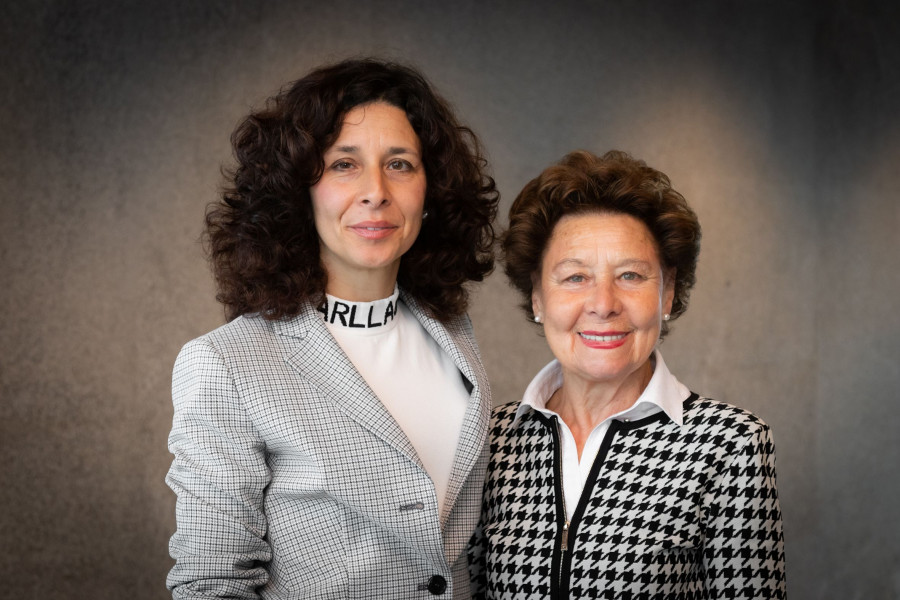 María Teresa Rodríguez y Lourdes Gullón.