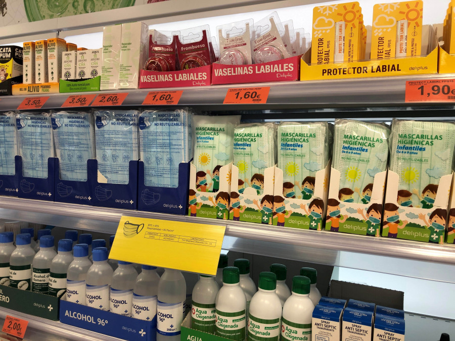 Lineal de mascarillas higiénicas no reutilizables Deliplus.