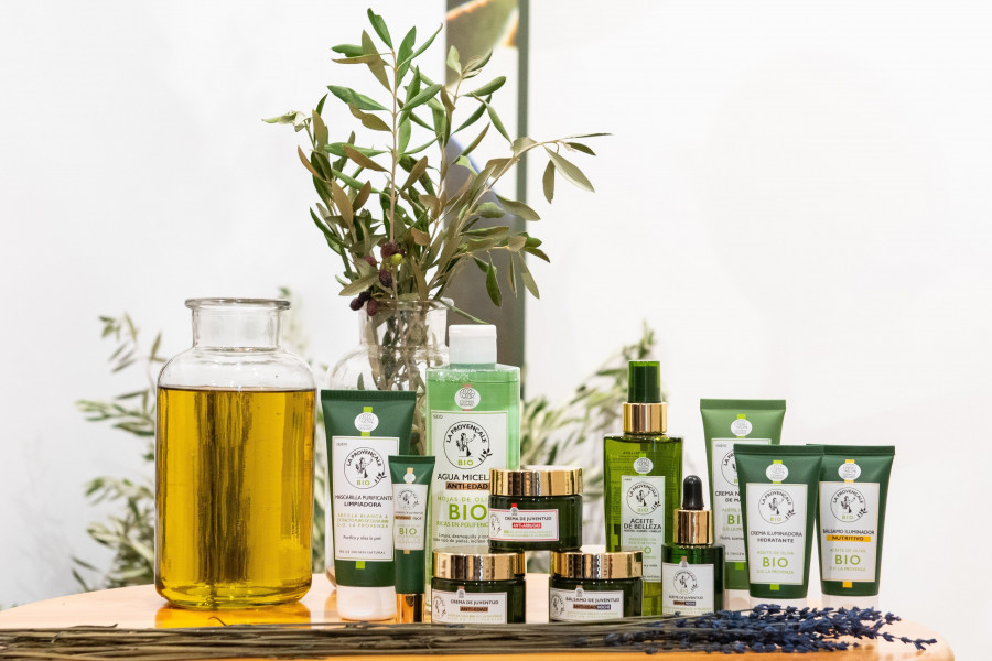 La Provençale Bio presenta un abanico de cosméticos –desde los 4,90 hasta los 14,90 euros en precios recomendados- desarrollados y fabricados en Francia con el sello Cosmos Organic Ecocert.