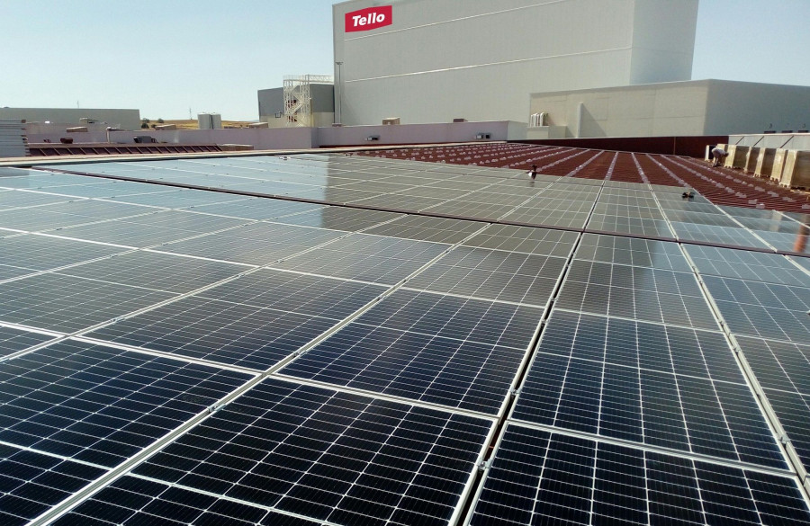 Con una inversión cercana a los cuatro millones de euros, Grupo Tello Alimentación ha iniciado el montaje de una planta solar en la cubierta de sus principales instalaciones, ubicadas en el municipi