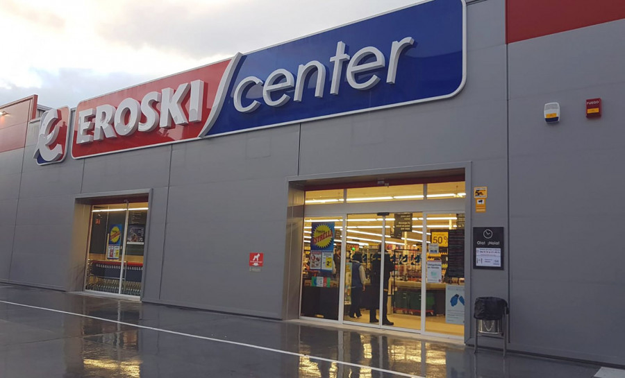 La tienda tiene una sala de ventas de 1.041 metros cuadrados con más de 10.000 referencias de alimentación, tras realizar una inversión de más de 1.700.000 euros.