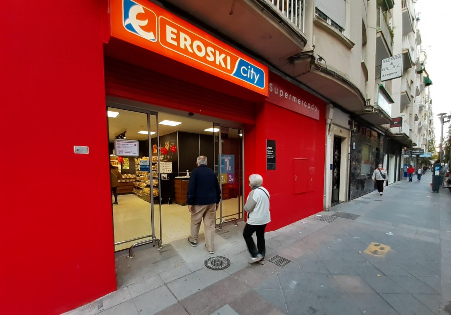 El establecimiento, con la enseña Eroski/City, ofrecerá cuenta con una plantilla de 5 personas y dispone de un surtido de más de 4.000 productos en sus 360 metros cuadrados de superficie.