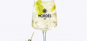 Se trata de una opción ligera, refrescante y fácil de hacer, con menos graduación alcohólica que una copa de vino. de esta forma desde la marca se promociona como 