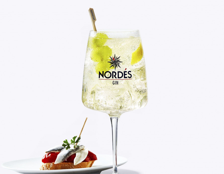 Se trata de una opción ligera, refrescante y fácil de hacer, con menos graduación alcohólica que una copa de vino. de esta forma desde la marca se promociona como 