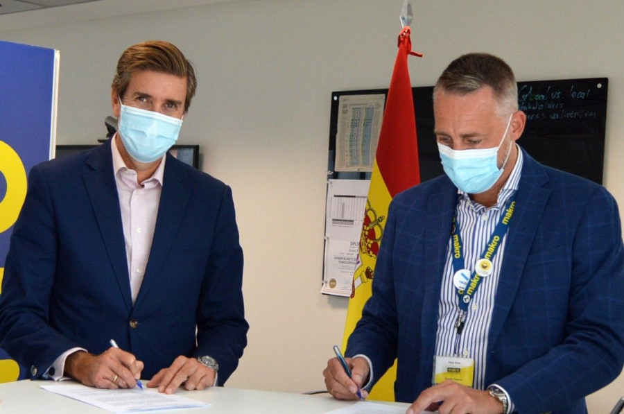 Javier Calderón y Peter Gries durante la firma del acuerdo.