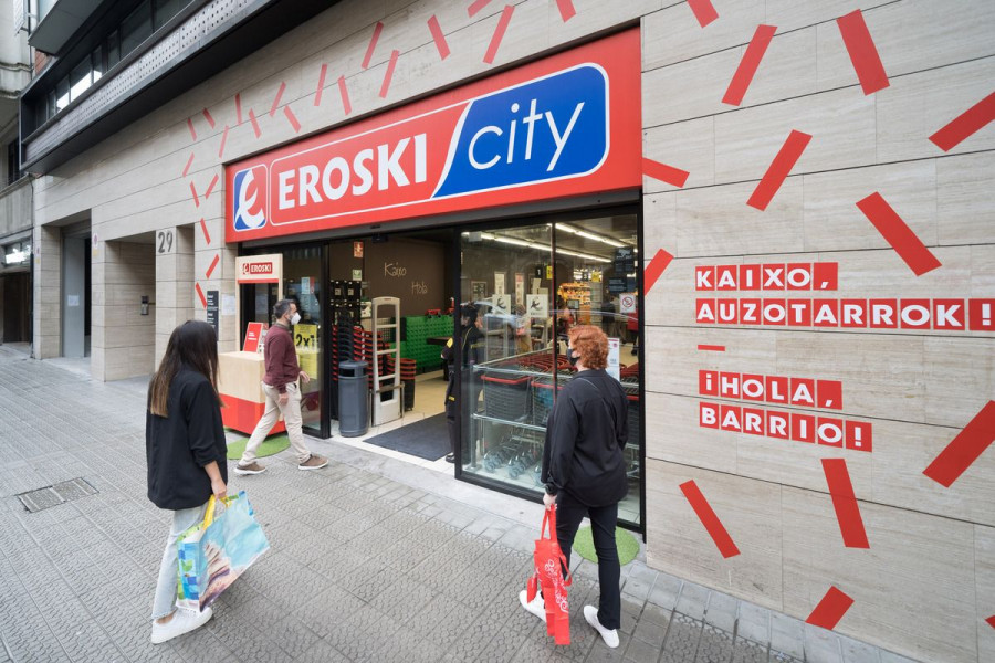 La nueva tienda, que opera bajo la enseña Eroski/City, dispone de una sala de ventas de casi 500 metros cuadrados y cuenta con una plantilla de 21 personas.