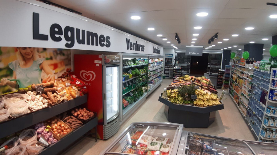 Situada en el centro de Queijas, esta tienda se caracteriza por tener una sala de ventas de 200 metros cuadrados con dos cajas de salida.