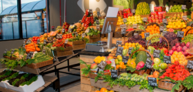 En España, los clientes pueden encontrar, tanto en los establecimientos físicos como en su tienda online, una veintena de productos seleccionados por contar con menos packaging, más transparentes, 
