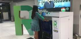 Se trata de una máquina que permite desinfectar el carro, calzado y manos, en un solo gesto, como medida de prevención para los clientes del supermercado.